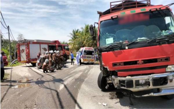 Nahas membabitkan sebuah kereta dan lori menyebabkan seorang jurujual maut di tempat kejadian di Trong, Taiping pada Rabu. - Foto: ihsan JBPM Perak