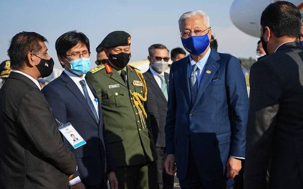 Perdana Menteri Datuk Seri Ismail Sabri Yaakob (dua, kanan) tiba di Lapangan Terbang Antarabangsa Phnom Penh bagi mengadakan lawatan rasmi dua hari ke Kemboja hari ini. 