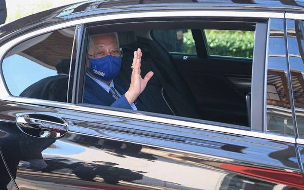 Perdana Menteri Datuk Seri Ismail Sabri Yaakob tiba di Lapangan Terbang Antarabangsa Phnom Penh bagi mengadakan lawatan rasmi selama dua hari ke Kemboja hari ini. 