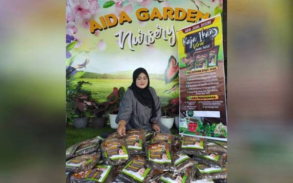 Aida menunjukkan produk baja ikan untuk aneka jenis tanaman yang turut dijual di Aida Garden Nursery di Perlis.