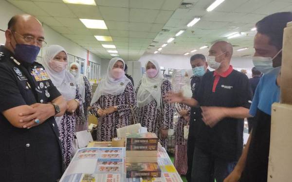 Shafien (kiri) ketika melakukan lawatan di bangunan Ultimate Print di Karangkraf, Shah Alam pada Rabu.