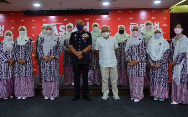 Pengerusi Kumpulan Karangkraf, Datuk Hussamuddin Yaacub (empat dari kanan) dan Ketua Polis Kelantan, Datuk Shafien Mamat (empat dari kiri) bergambar bersama rombongan Persatuan Keluarga Polis (Perkep) Kelantan diketuai Pengerusinya, Datin Zairihan Che Harun sejurus kunjungan hormat di Kumpulan Karangkraf, Shah Alam pada Rabu.