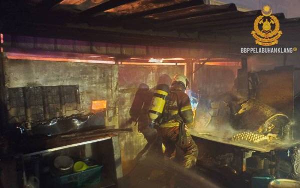 Operasi memadamkan kebakaran pada deretan 15 gerai makan MPK pada Khamis.