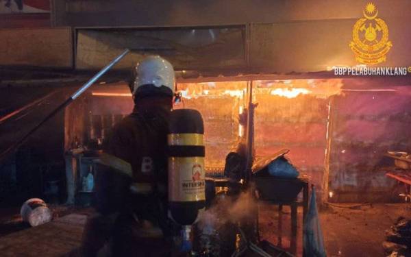 Operasi memadamkan kebakaran pada deretan 15 gerai makan MPK pada Khamis.