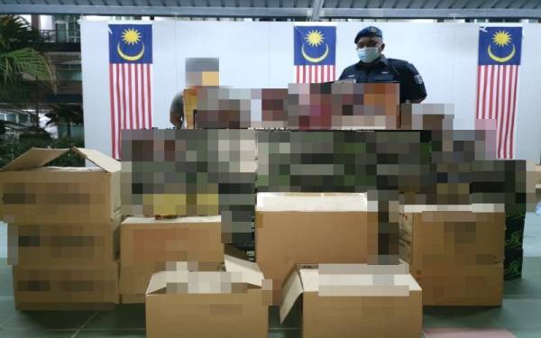 Suspek ditahan bersama 531 karton rokok (102,600 batang) dan 688 liter arak bernilai RM152,717 pada petang Rabu.