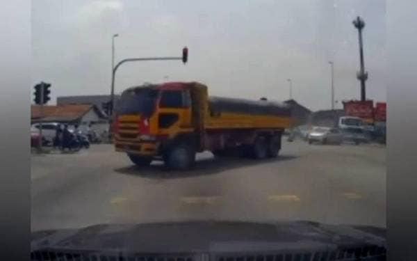 Sebuah lori dipercayai mengalami masalah brek rempuh kenderaan lain dalam kejadian di persimpangan lampu isyarat Jalan Jenjarom, pada Rabu.