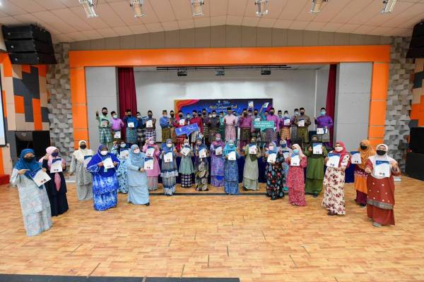 Dr Yuserrie (barisan kedua, enam dari kanan) bersama warga UMP yang setia berbakti selama 20 tahun pada Majlis Sanjungan Budi yang diadakan sempena ulang tahun ke -20 di UMP Kampus Gambang di sini baru-baru ini.