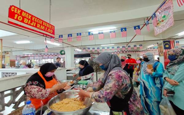 Orang ramai memenuhi gerai jualan cek mek molek Rahimah di Pasar Berek 12, Kota Bharu untuk mendapatkan kuih tradisional Kelantan itu pada harga 10 sen sebiji.