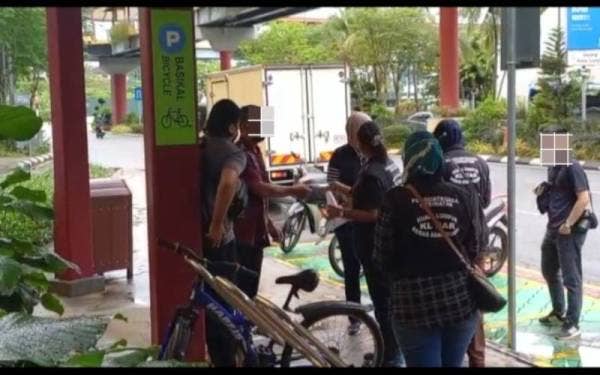 Salah seorang individu yang dikompaun kerana merokok di kawasan larangan dalam operasi dijalankan.