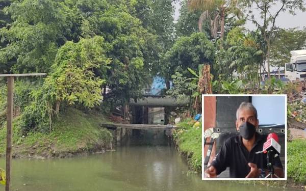 Saliran di hadapan Jalan Muhibah, Taman Sri Muda, Seksyen 25, di sini yang membawa air dari Kemuning Utama, Seksyen 32 didakwa menyebabkan banjir di kawasan tersebut.