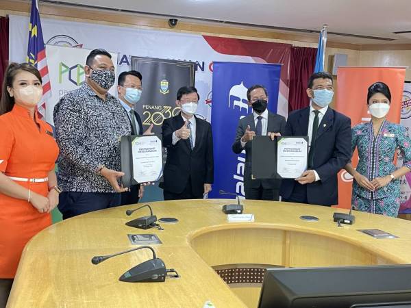 Kon Yeow (tengah) menyaksikan MoU antara Ketua Pegawai Eksekutif PCEB, Ashwin (dua dari kiri) dengan Ketua Pemasaran Global Malaysia Airlines, Roslan Ismail (dua dari kanan) pada Khamis.