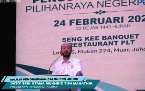 Mukhriz ketika mengumumkan senarai nama calon Pejuang yang akan bertanding pada PRN Johor dalam majlis yang diadakan di Muar pada Khamis.