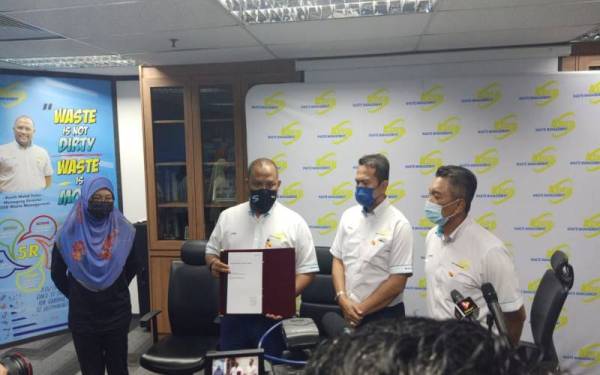 Ramli (dua dari kiri) pada sidang akhbar pengambilalihan Sitamas oleh KDEB di Menara Bank Rakyat di sini pada Khamis.