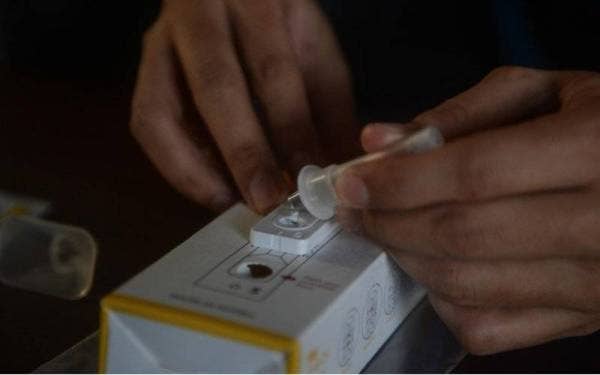 Permintaan yang tinggi kit ujian Covid-19 mendorong sesetengah pihak bertindak menjual kit ujian palsu atau tidak diluluskan MDA. - Foto Bernama