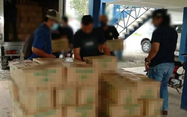 KPDNHEP Kelantan rampas 8,500kg minyak masak peket bersubsidi dalam serbuan di sebuah stor pusat penyembelihan ayam proses di Kampung Tendong pada Khamis.