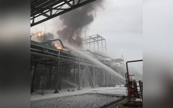 Seramai 26 anggota dari BBP Larkin dan BBP Johor Jaya dikejarkan ke tempat kejadian bagi memadam kebakaran.