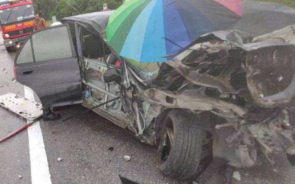 Keadaan kereta jenis Proton Wira yang remuk selepas melanggar belakang sebuah treler di Kilometer 142.8 Lebuhraya Pantai Timur (LPT1) di Maran, Pahang.