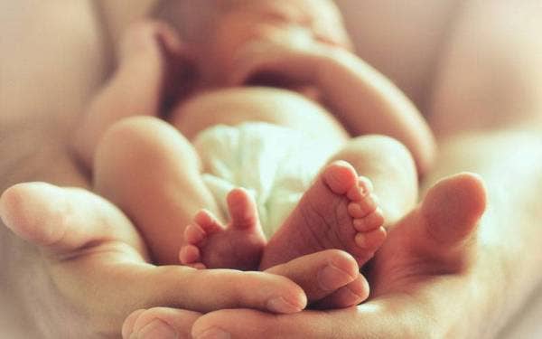 Pengasuh perlu sedar tanggungjawab bagi memastikan si kecil berada dalam keadaan sihat di bawah jagaan mereka. - Foto 123rf