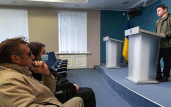 Sean Penn dilihat pada sidang media Pejabat Presiden di Kiev pada 24 Februari 2022. - Foto Facebook Pejabat Presiden Ukraine