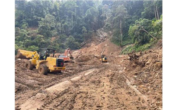 Kerja-kerja mengalihkan runtuhan di jalan Bukit Peras, Daerah Hulu Langat.