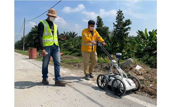 Kerja-kerja pemetaan utiliti bawah tanah.