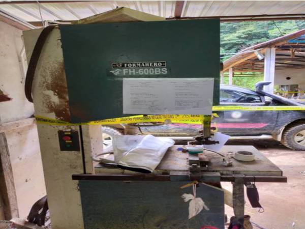 Antara peralatan yang terdapat di dalam sebuah kilang papan haram di Kampung Pulai Santap, Janda Baik yang diserbu pada Khamis. - Gambar ihsan PHD Bentong