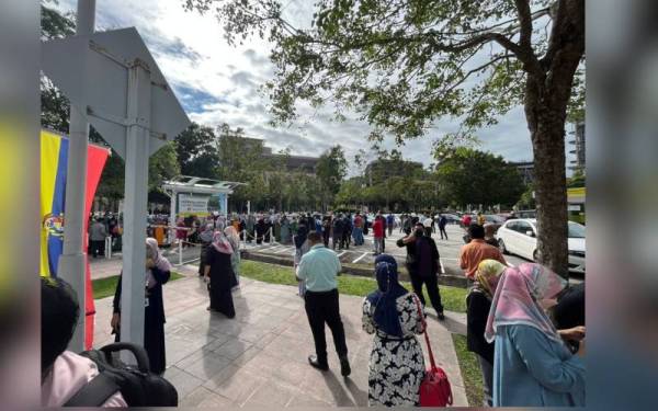 Kakitangan bertindak mengosongkan bangunan berkenaan sejurus tanda amaran tersebut berbunyi.
