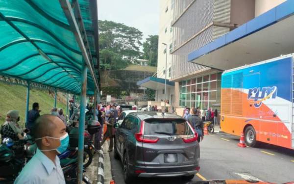 Anggota bomba membuat pemantauan di Wisma Berita RTM Angkasapuri yang turut mengalami gegaran susulan kejadian gempa bumi yang berlaku di Utara Sumatera, Indonesia pada pagi Jumaat.