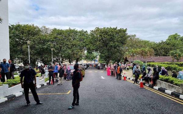 Penjawat awam di Wisma Negeri di Seremban, Negeri Sembilan berkumpul di luar bangunan susulan gegaran berlaku. - Foto Facebook ADUN Nilai