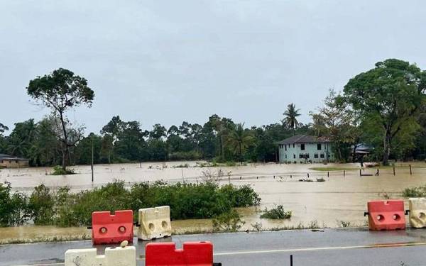 Antara kawasan dinaiki air di daerah Kemaman. - Foto ihsan Facebook ADUN Chukai