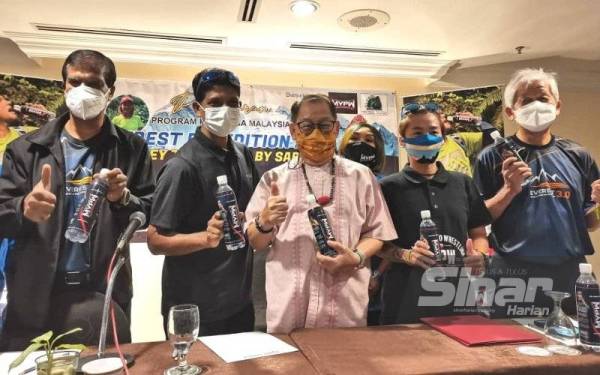 Jeffrey (tengah) ketika menyempurnakan Majlis Pelancaran Program Keluarga Malaysia 'Everest Expedition 2022, Journey To The Top By Sabahan' di Kota Kinabalu pada Jumaat.