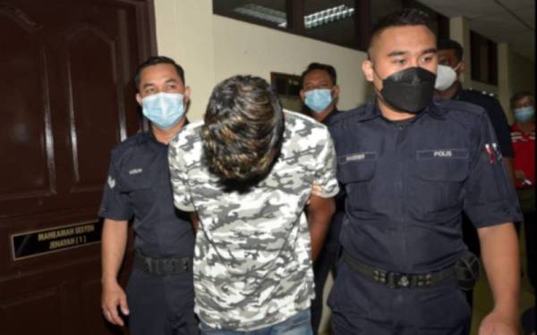 Lingkswaran dihadapkan ke Mahkamah Sesyen Ipoh pada Jumaat atas tuduhan menyebabkan kecederaan parah kepada dua individu menggunakan sebilah parang.