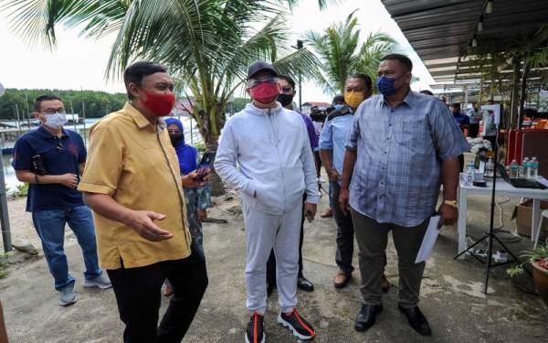 Annuar (tengah) beramah mesra bersama usahawan Perbadanan Ekonomi Digital Malaysia (MDEC) di Zarith Sofhia Cafe Kampung Kongkong, Masai, pada Jumaat. Foto Bernama