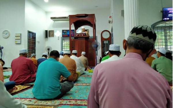Jemaah mendengar khutbah Jumaat yang yang disampaikan oleh khatib bertugas di Masjid Rahmaniah, Kampung Ulu Chepor, Ipoh pada Jumaat.