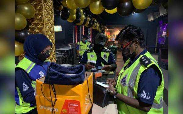 Polis mengeluarkan kompaun berjumlah RM36,000 kepada tiga pemilik pusat hiburan dan 33 pengunjung yang didapati melanggar SOP dalam tiga serbuan berasingan di sekitar Kuala Lumpur pada Khamis.