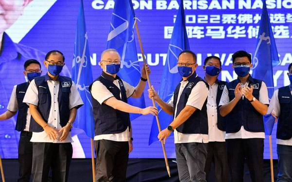 Presiden MCA, Datuk Seri Dr Wee Ka Siong menyerahkan bendera Barisan Nasional kepada calon N.41 Puteri Wangsa, Ng Yew Aik yang mewakili MCA ketika Majlis Sambutan Ulang Tahun MCA ke-73 di Persatuan Che Ann Khor Yong Peng pada Jumaat. - Foto Bernama