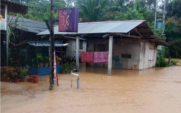 Keadaan sebuah kediaman dinaiki air di daerah Hulu Terengganu. - Foto ihsan APM Terengganu