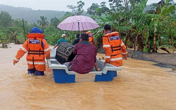 APM membawa jenazah sejauh tiga kilometer menggunakan bot untuk sampai ke kubur.