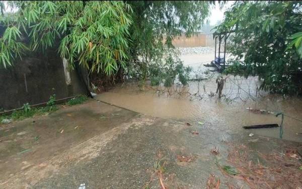 Kawasan tebing Sungai Golok sudah mula dinaiki air sejak awal pagi Jumaat.