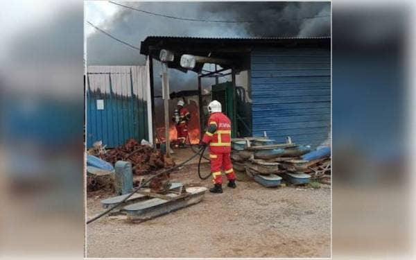 Bomba sedang memadam kebakaran bengkel kolam udang dan gudang penyimpanan makanan udang serta ikan di Kampung Kebun Jimah, Seremban. - Foto ihsan Bomba dan Penyelamat