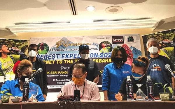 Jeffrey (tengah) bersama Adelinah (kanan) menandatangani dokumen perasmian dan penyertaan Ekspedisi Everest di Kota Kinabalu.