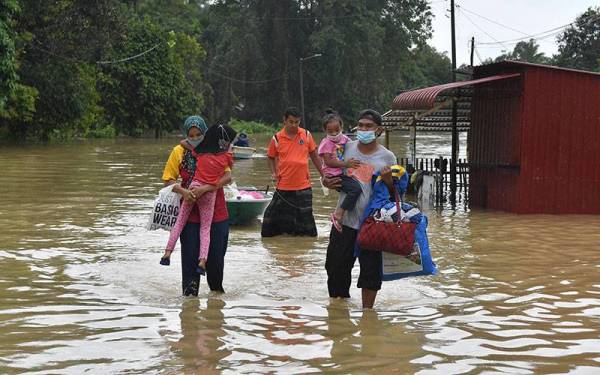 Penduduk mula berpindah ke pusat pemindahan sementara (PPS) selepas rumah mereka dilanda banjir semasa tinjauan di Kampung Teladas di sini hari ini.