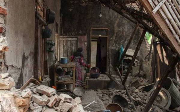 Keadaan bangunan di Sumatera selepas gempa bumi yang meragut nyawa sekurang-kurangnya tujuh orang.