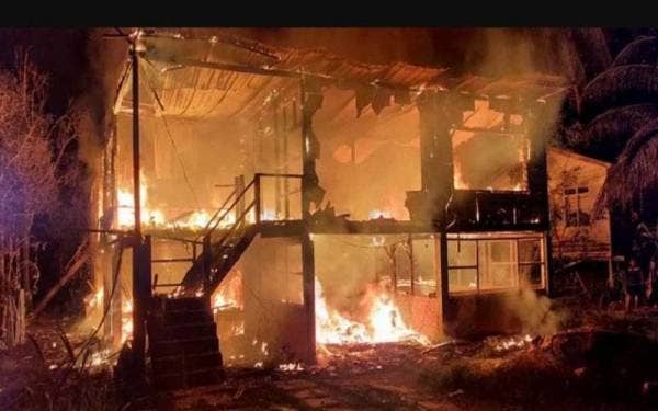 Tiga beradik ditemui rentung dalam kebakaran sebuah rumah di Kampung Seberang Kedai, Lawas, malam tadi. - Foto: Ihsan bomba