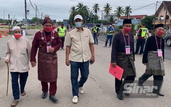 Mohamad Fakrulradzi (dua dari kiri) hadir di PPC bersama bapanya Mahmud (kiri) untuk menghadiri hari penamaan calon di sini, pada Sabtu. - Foto Sinar Harian