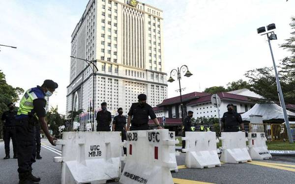 Anggota dan pegawai polis tiba seawal 6.30 pagi di Pusat Penamaan Calon Dewan Undangan Negeri (DUN) Perling ketika tinjauan di Dewan Jubli Intan, hari ini ini. - Foto Bernama