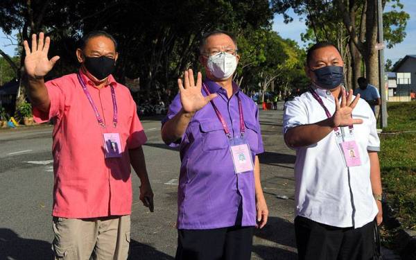 Calon Parti Bangsa Malaysia (PBM) bagi Dewan Undangan Negeri (DUN) N41 Puteri Wangsa, Steven Choong Shiau Yoon (tengah) tiba di Pusat Penamaan Calon bagi Pilihan Raya Negeri Johor di Dewan Raya Taman Pelangi Indah hari ini. - Foto Bernama