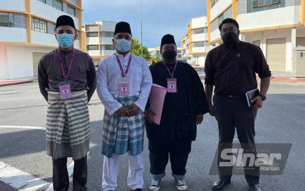 Ahmad Shafiq (dua dari kiri) tiba di Pusat Penamaan Calon bagi DUN Layang-layang. - Foto Sinar Harian