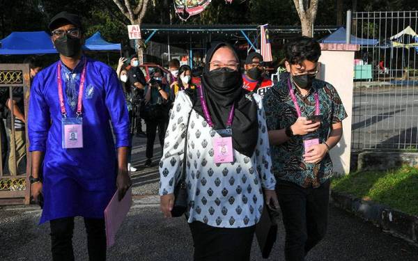 Calon Parti Ikatan Demokratik Malaysia (MUDA) bagi Dewan Undangan Negeri (DUN) N41 Puteri Wangsa, Amira Aisya Abd Aziz (tengah) hadir di Pusat Penamaan Calon bagi Pilihan Raya Negeri (PRN) Johor di Dewan Raya Taman Pelangi Indah hari ini. - Foto Bernama