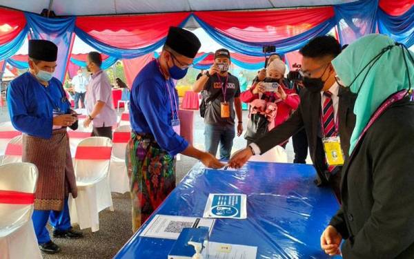 Calon Barisan Nasional Mohd Hairi Mad Shah, 38, bersama pencadang dan penyokong tiba di Pusat Penamaan Calon DUN Larkin di Dewan JKR Daerah Johor Bahru jam 8.28 pagi. - Foto Bernama
